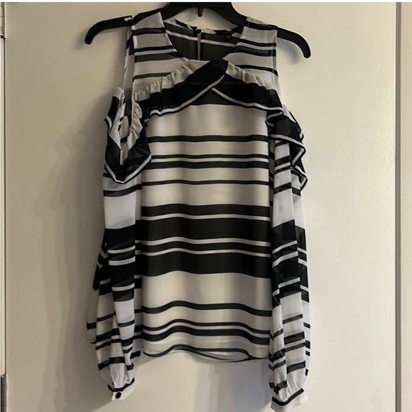 Cold shoulder Black and white striped shirt with ruffles - Picture 2 of 2